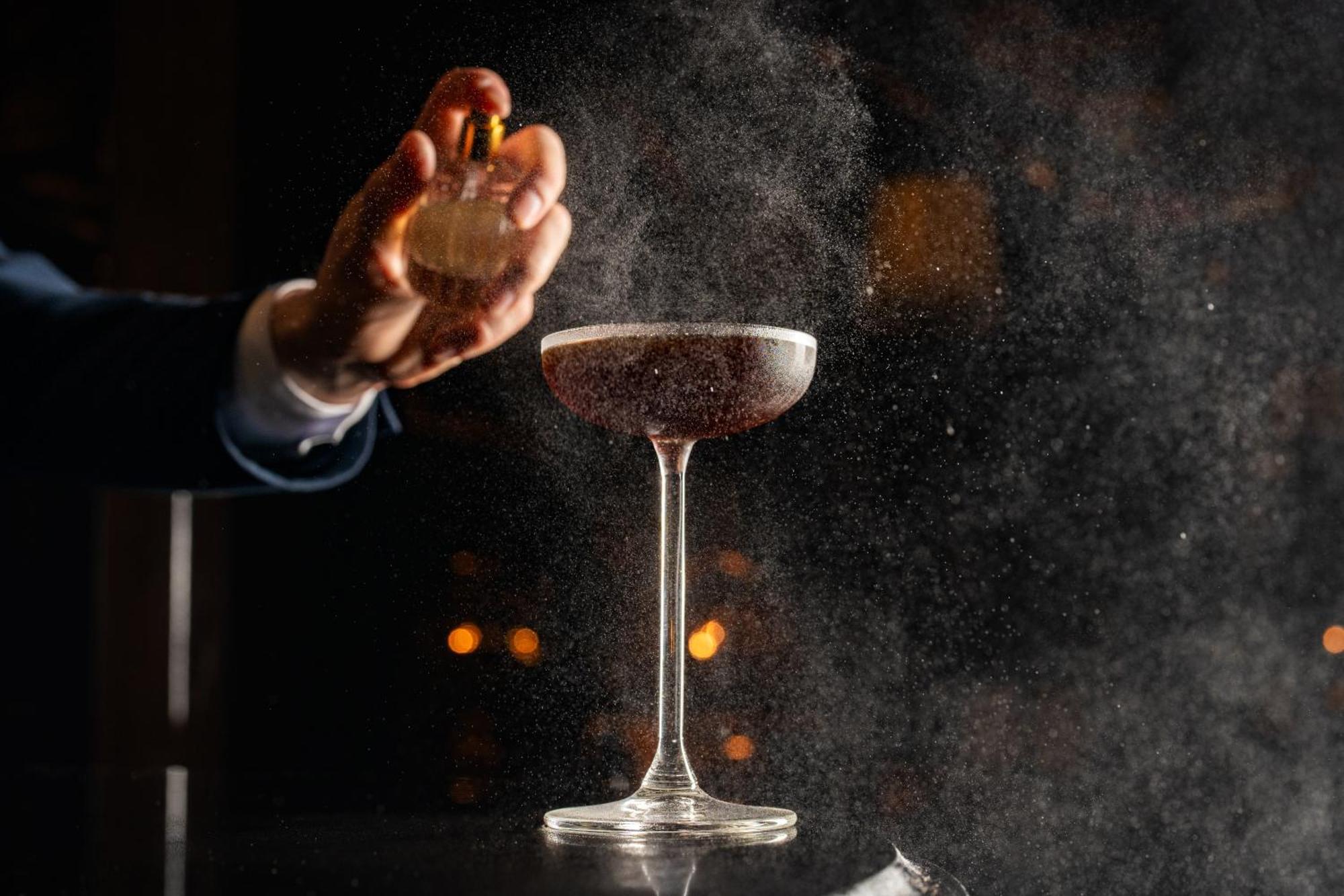 Rosewood Sao Paulo Hotel Eksteriør billede A bartender dusting a cocktail with ground nutmeg